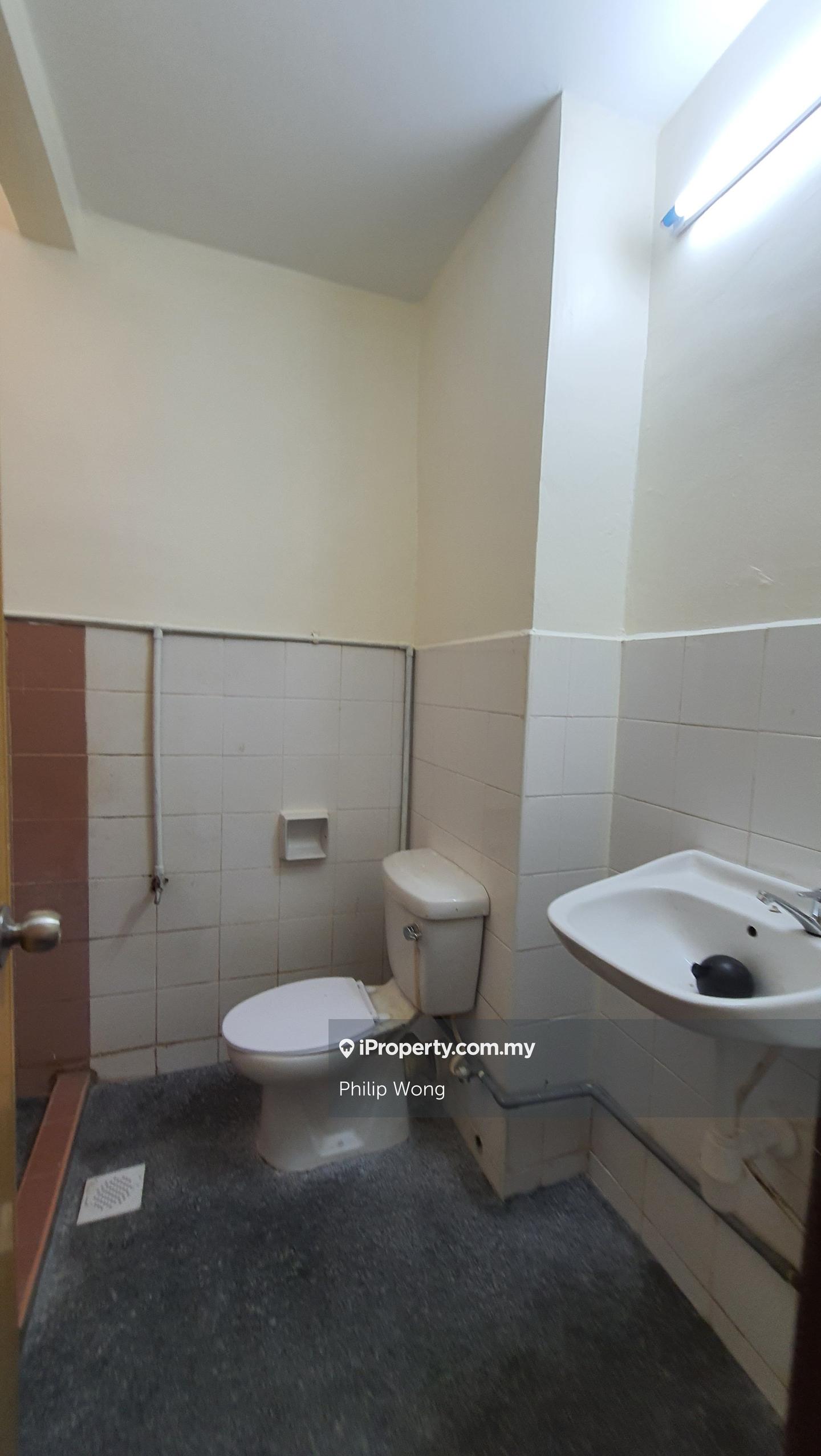 Rumah Berangkai 2.5 Tingkat untuk Dijual di Taman Equine, Seri Kembangan oleh Philip Wong - iProperty.com.my