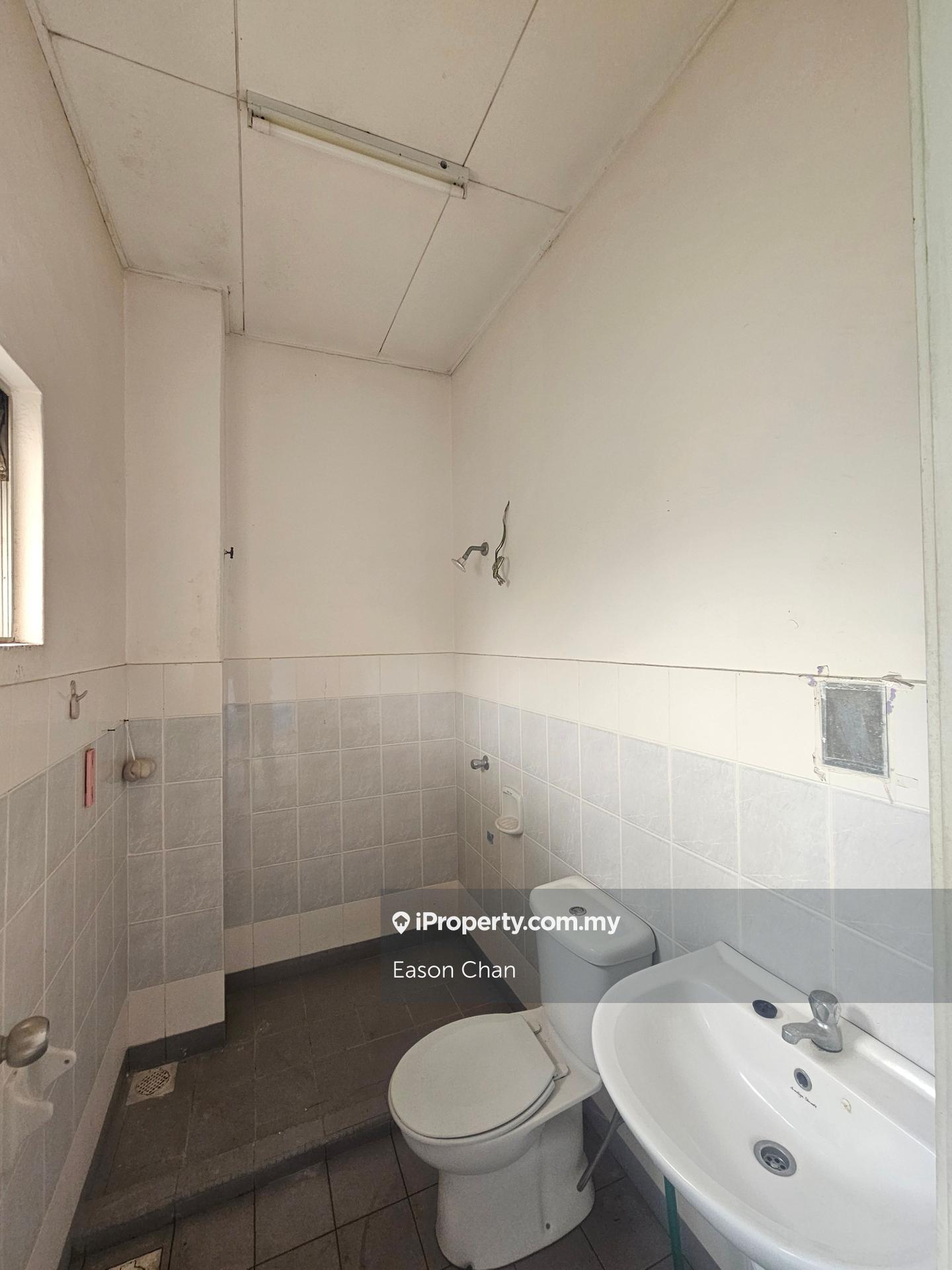 Rumah Berangkai 2 Tingkat untuk Dijual di Pusat Bandar Putra Permai, Seri Kembangan oleh Eason Chan - iProperty.com.my