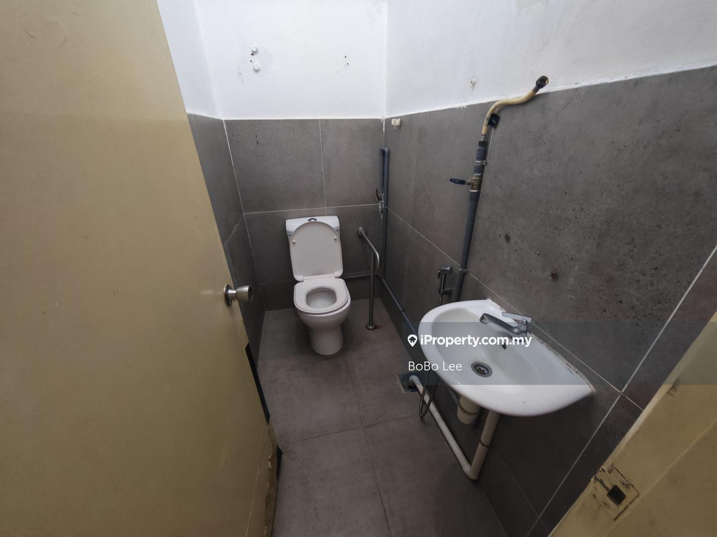 Rumah Berangkai 2 Tingkat untuk Dijual di dvdqz, Jalan Klang Lama (Old Klang Road) oleh BoBo Lee - iProperty.com.my