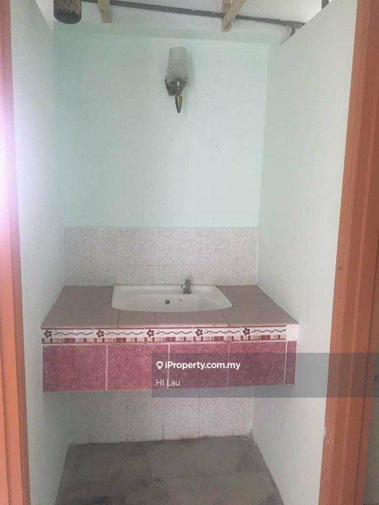 Pangsapuri untuk Dijual di Putra Permai Block C oleh Hl Lau - iProperty.com.my