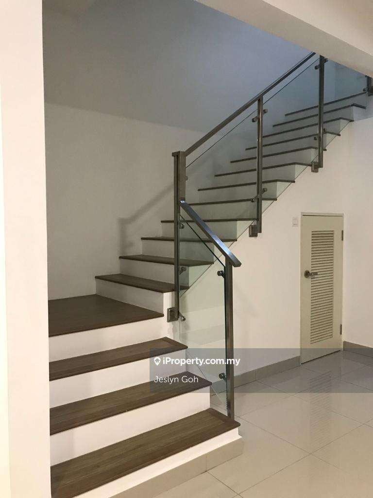 Rumah Berangkai 3 Tingkat untuk Dijual di Lake Point Residences Villa, Cyberjaya oleh Jeslyn Goh - iProperty.com.my
