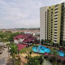 Walking distance to Lrt n brt taipan Business Centre freehold 
