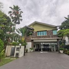 Bungalow house for sale with private swimming pool and facing golf 