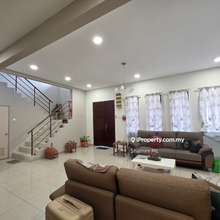 Renovated semi-d in quiet neighbourhood