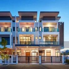 Freehold 3sty superlink at cyberjaya town with 5room
