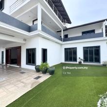 Corner Lot With Huge Land,Welcome Viewing 