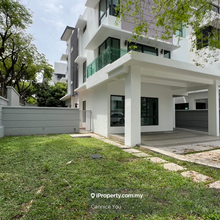 Walking distance to shops and restaurants 