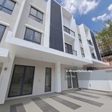 Brand new 3 sty link house Salak South Freehold