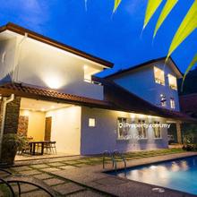 Private Pool Bungalow with Ample Parking, Nearby KLCC, Greenery View!