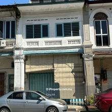 Shophouse in the heart of town