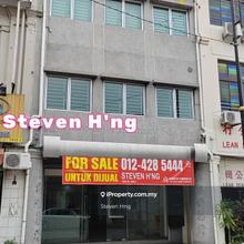 3.5 storey shoplot with lift and roof top in Georgetown Heritage Zone