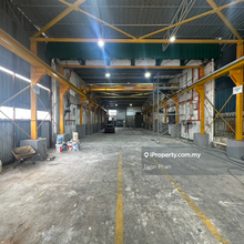 Taman Mount austin factory rent with overhead cranes .