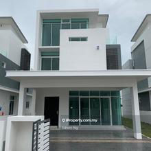 Rare in Market 3 Storey Zero Lot Bungalow Orignal Unit,The Glades Alma