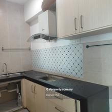 Renovated 1110 sq.ft condo near by Lrt station