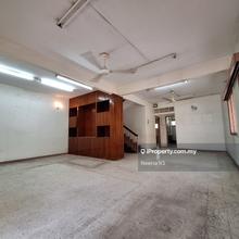 Well-Kept 2-Storey End Lot in Established Neighbourhood