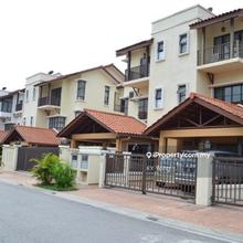 3 storey house! Fully reno unit! Move in condition!