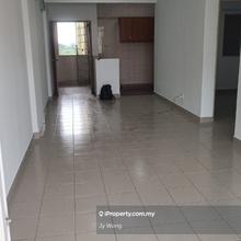 1055sf, 4 Room, 2 Bath, Middle floor
