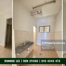 Apartment with lift, small balcony with unblock view. 5mins to MRT.