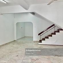 Taman Sri Serdang terrace for sale Serdang landed road side 