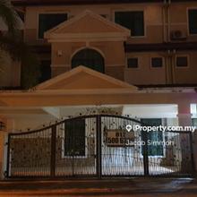 Spacious 2.5-Storey Home: Perfect for Hostel or Large Family Living
