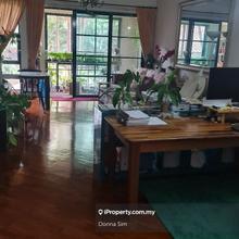 Good location n easy access to schools,shops n ammenities 