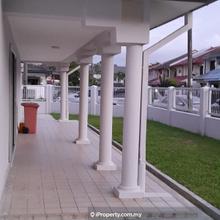 Corner unit with 20 feet of spacious side land garden ! 