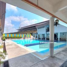 Short walk to LRT, shops, restaurants, school