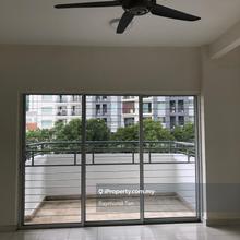 Short walk to MRT station and the curve ikea 3room2b1carparking