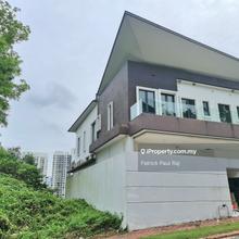 Huge bungalow unit split into 2 separate units. Unique! 