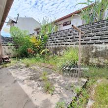 End lot with big land 32'x85'. Good Feng Shui facing North