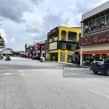 Strategically Facing Mainroad & Traffic Light