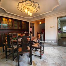 24 hrs gated & guarded. Great and quiet neighbourhood !