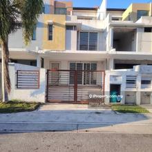 3storey terrace house quick access to kesas highway!!
