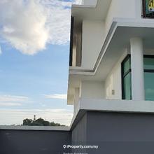 Bungalow 2.5 storey with elevator to all floor