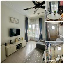 Well kept, good condition unit with swimming pool view