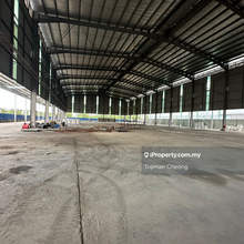 Warehouse with extension roof 