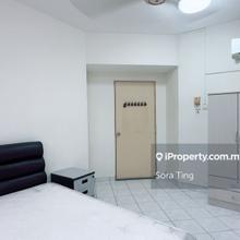 Large Room Kelana D Putera Condo Near LRT 3 Parklane Square incl Wifi