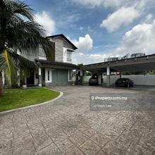 Repriced - Corner Bungalow with Majestic Driveway with many Carparks!