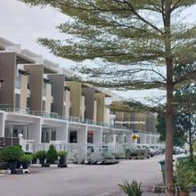 Raffles residence , 3200sf, fully reno