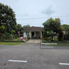 Banglo Sungai Isap Damai luas depan padang
