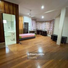 Kenny Hill Bungalow Master Aircon Room with Ensuite Bathroom For Rent