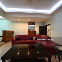 2.5 storey link house for in peaceful well- maintained neighborhood