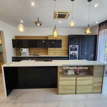 3 storey renovated semi detached corner  Villa Green for rent