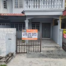 Freehod house in town centre 