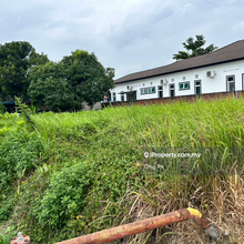 Nice bungalow land with other bungalow next to it