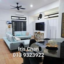 Beautiful and Cozy Semi D with Swimming Pool