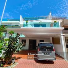 Freehold 3 Storey Super-Link in The Tropicana 