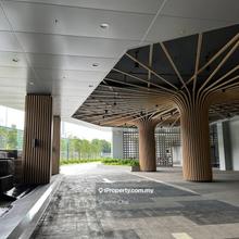 High Floor overlooking lake & gold course 