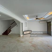 Rare unit good price good location walk to one U