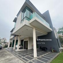2 Storey bungalow with spacious car park and private living